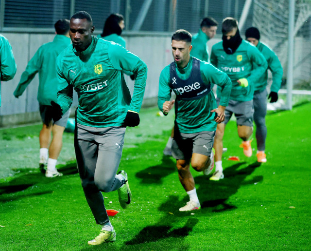 Η δημοσιογραφική διάσκεψη και η προπόνηση για τον αγώνα με την HNK Rijeka 